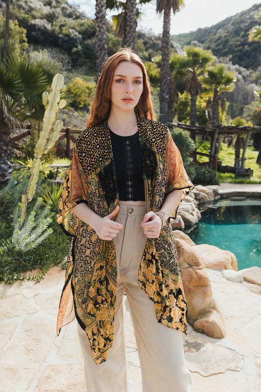 Bohemian Burnout Velvet KimonoBohemian Burnout Velvet KimonoImmediate ShippingOne Size Fits MostSize 0-18Length : 33 "Bust Across : 41"Armhole : 11"
Style: Kimono
Print / Pattern: Burnout Velvet