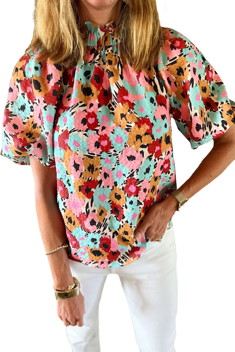 White Frilled Floral Print Puff Sleeve Mock Neck BlouseMaterial:100%Polyester
The blouse features a frilled hem, adding a feminine and playful touch to the overall silhouette.
Pair it with jeans and flat