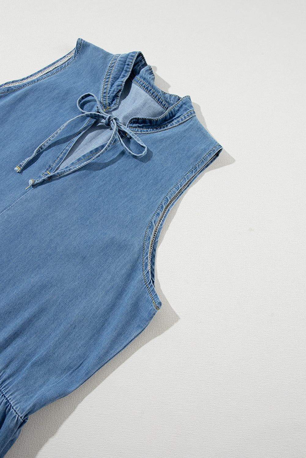 Blue Sleeveless Tiered Chambray Maxi DressMaterial:95%Cotton+5%Polyester


	


		This maxi dress is perfect for summer. The lightweight and airy silhouette is comfortable and breathable. 
	
	
		The ch