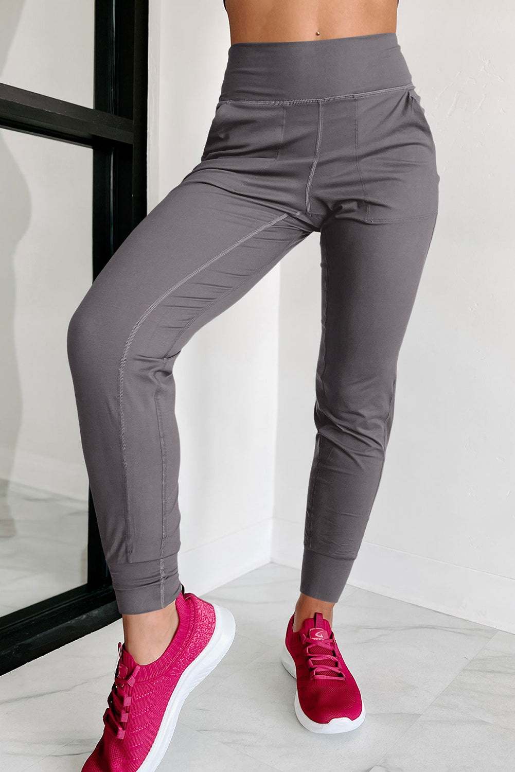 Black Exposed Seam High Waist Pocketed JoggersMaterial:100%Polyester



		These solid joggers are a versatile addition to your wardrobe, suitable for individuals of all body types.

	
		The exposed seam desi