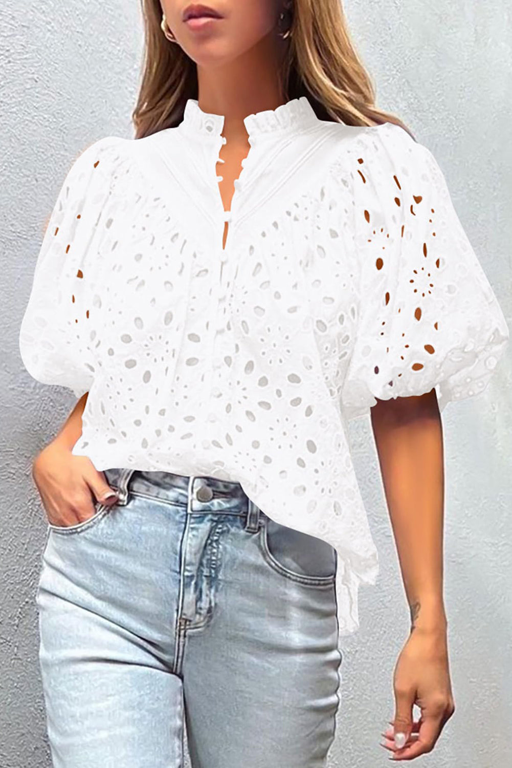 Green Flower Hollow-out Short Puff Sleeve BlouseMaterial:100%Cotton



		With charming floral details and hollow-out accents, this blouse offers a touch of elegance and femininity.
	
	
		Featuring short puff 