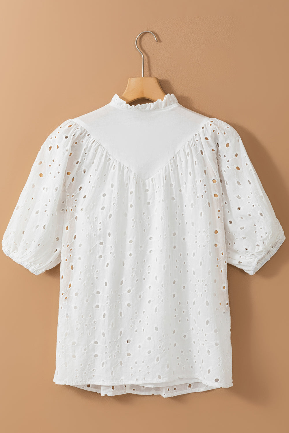 Green Flower Hollow-out Short Puff Sleeve BlouseMaterial:100%Cotton



		With charming floral details and hollow-out accents, this blouse offers a touch of elegance and femininity.
	
	
		Featuring short puff 