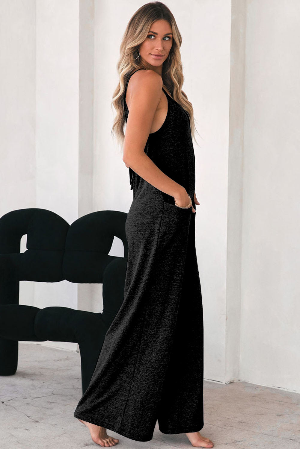 Gray Loose Fit Side Pockets Spaghetti Strap Wide Leg JumpsuitMaterial:65%Polyester+30%Cotton+5%Elastane



		Featuring a loose fit, the wide leg
jumpsuit provides freedom of movement
	
	
		Spaghetti straps highlight wome