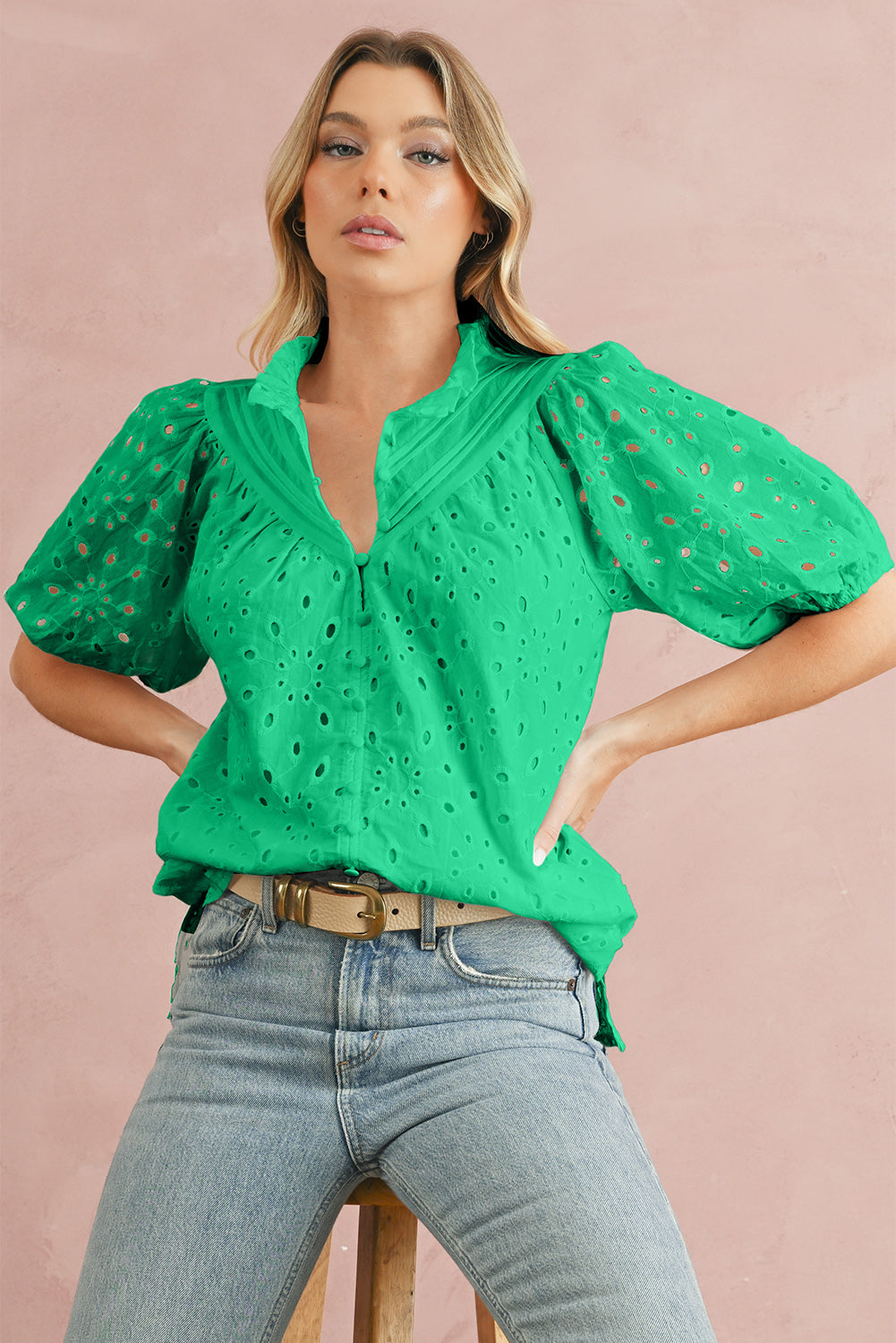 Green Flower Hollow-out Short Puff Sleeve BlouseMaterial:100%Cotton



		With charming floral details and hollow-out accents, this blouse offers a touch of elegance and femininity.
	
	
		Featuring short puff 