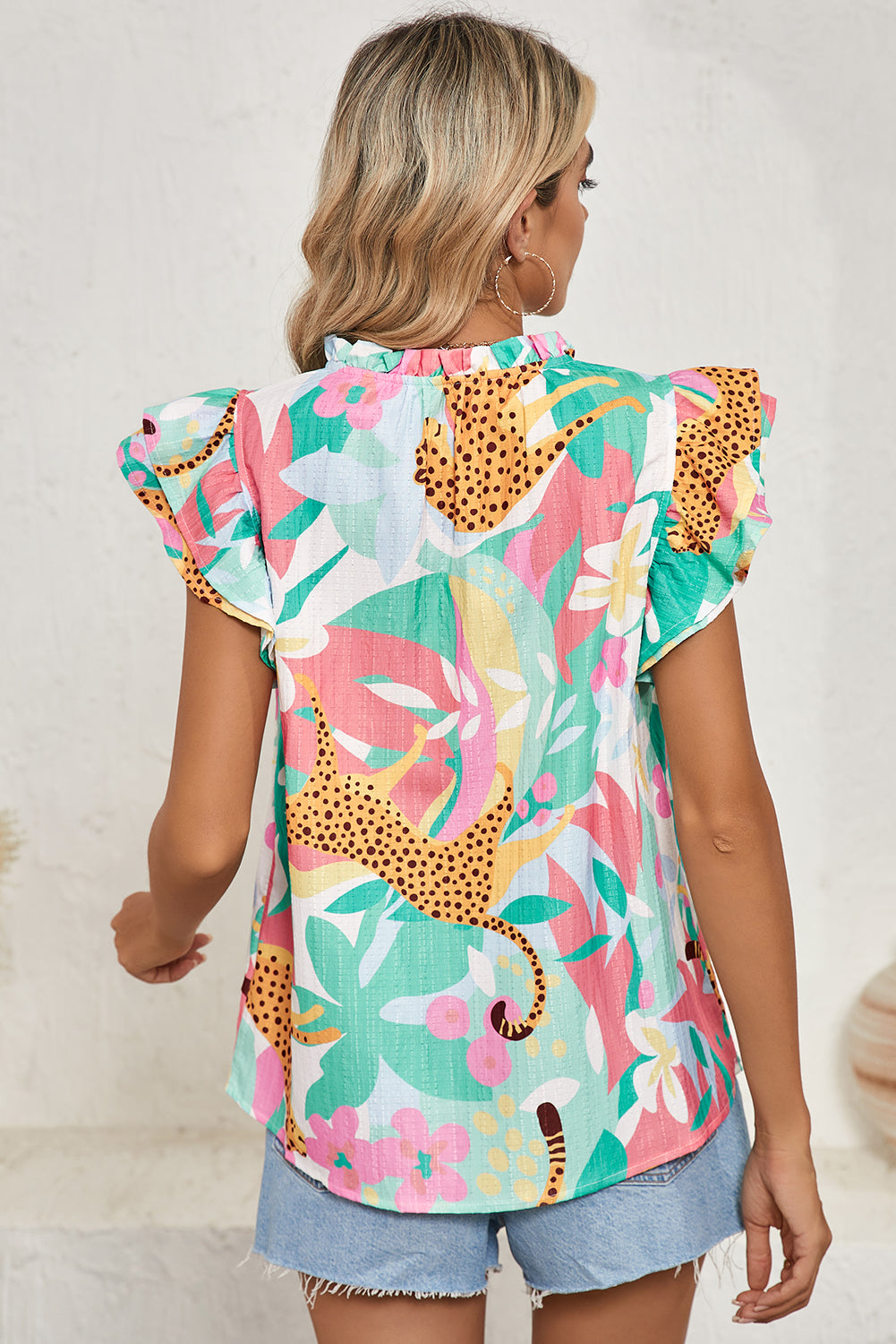 Green Tie Split Neck Ruffle Summer Cheetah Floral BlouseMaterial:100%Polyester

• Embrace the wild side of fashion with this blouse that effortlessly combines leopard print and floral patterns for a bold statement piece.