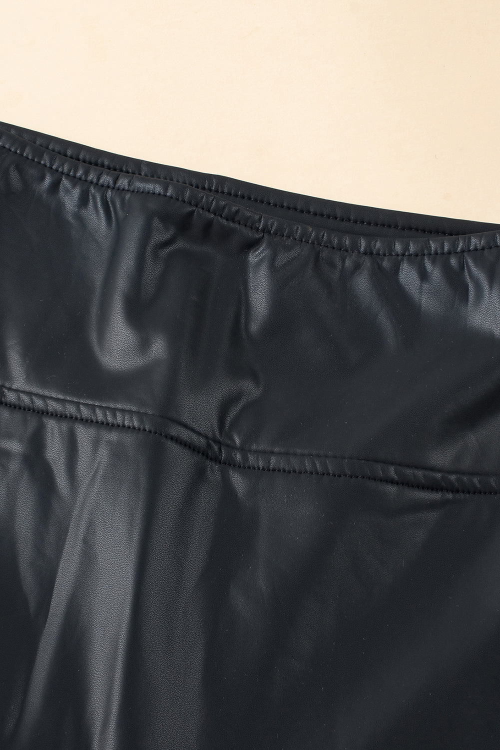 Black Piping Trim Sleek Leather High Waist LeggingsMaterial:50%Pu+45%Polyester+5%Elastane



		Embrace a sleek and edgy look with these high waist leggings featuring black piping trim, adding a touch of sophisticat