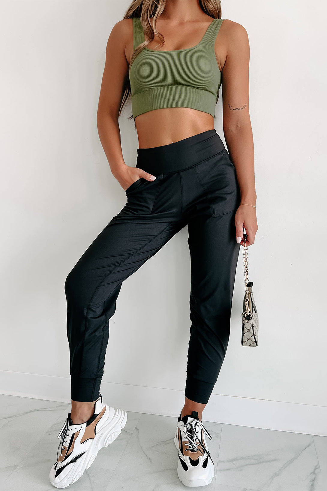 Black Exposed Seam High Waist Pocketed JoggersMaterial:100%Polyester



		These solid joggers are a versatile addition to your wardrobe, suitable for individuals of all body types.

	
		The exposed seam desi