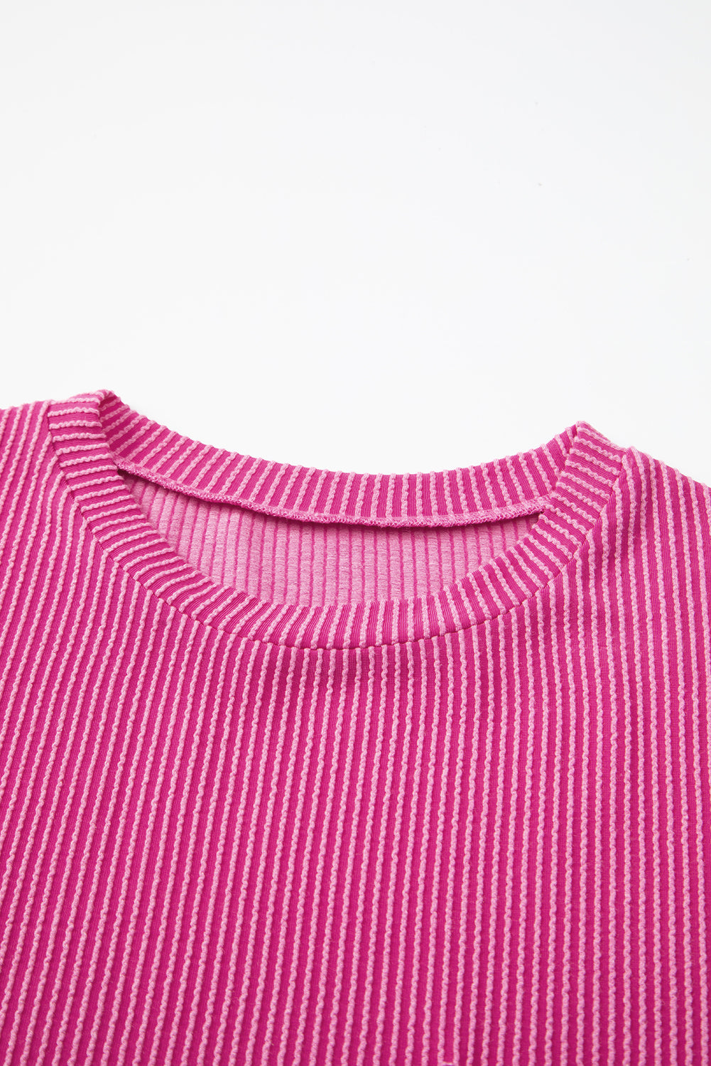 Pink Crinkle Rib Knit Pocketed Loose Fit Crew Neck T ShirtMaterial:75%Polyester+20%Viscose+5%Elastane

• Pink T Shirt offers a charming, feminine touch with its soft pink color and crinkle rib texture, perfect for a casual