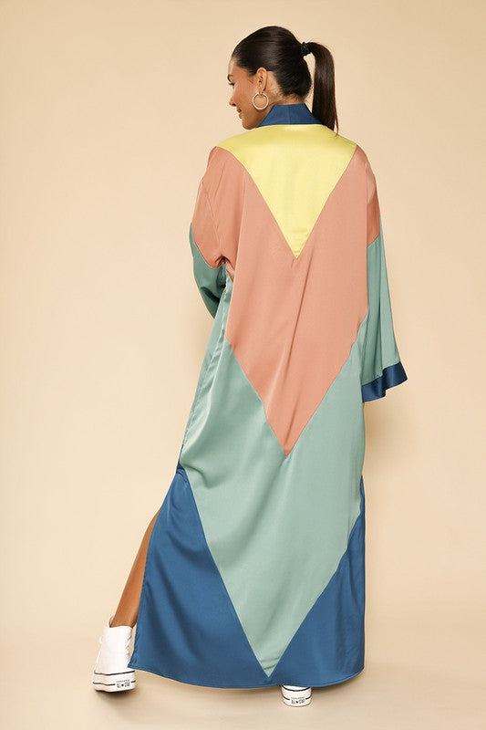 Chevron Kimono*Exclusive In-House Design*- Maxi kimono with chevron motif- Side slits- Textured satin fabric- Runs bigMade In: China