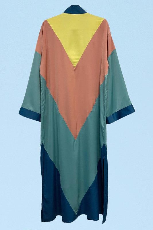 Chevron Kimono*Exclusive In-House Design*- Maxi kimono with chevron motif- Side slits- Textured satin fabric- Runs bigMade In: China