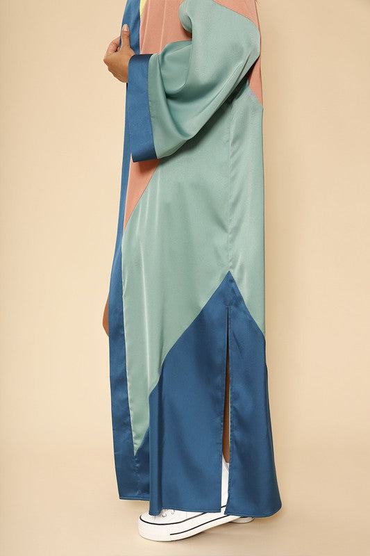 Chevron Kimono*Exclusive In-House Design*- Maxi kimono with chevron motif- Side slits- Textured satin fabric- Runs bigMade In: China