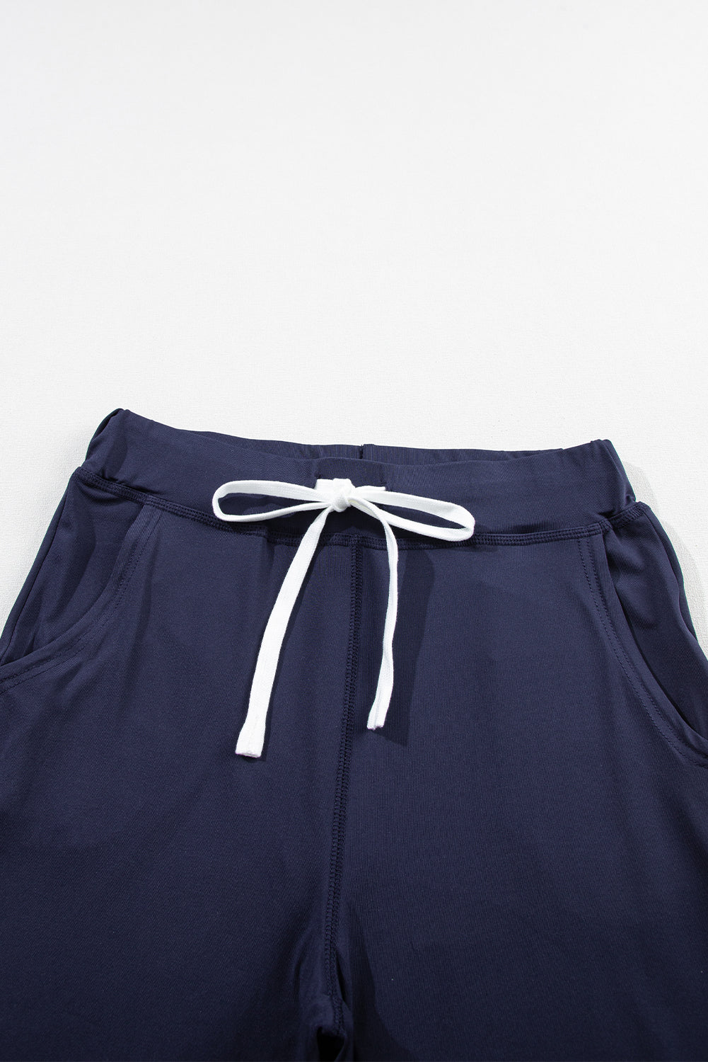 Black Casual Drawstring Drop Waist Pocketed JoggersMaterial:90%Polyester+10%Elastane



		Black can easily be paired with different tops and shoes, making it a go-to option for various outfits.
	
	
		The drawstr