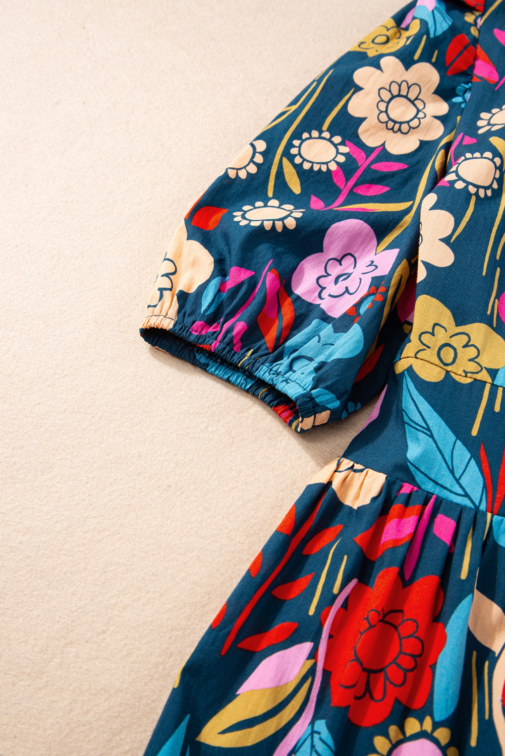 Green Floral Print Split V Neck Puff Sleeve Maxi DressMaterial:100%Cotton



		The dress is made from a soft and breathable fabric, ensuring comfort and a lightweight feel.
	
	
		This maxi dress features a split V 