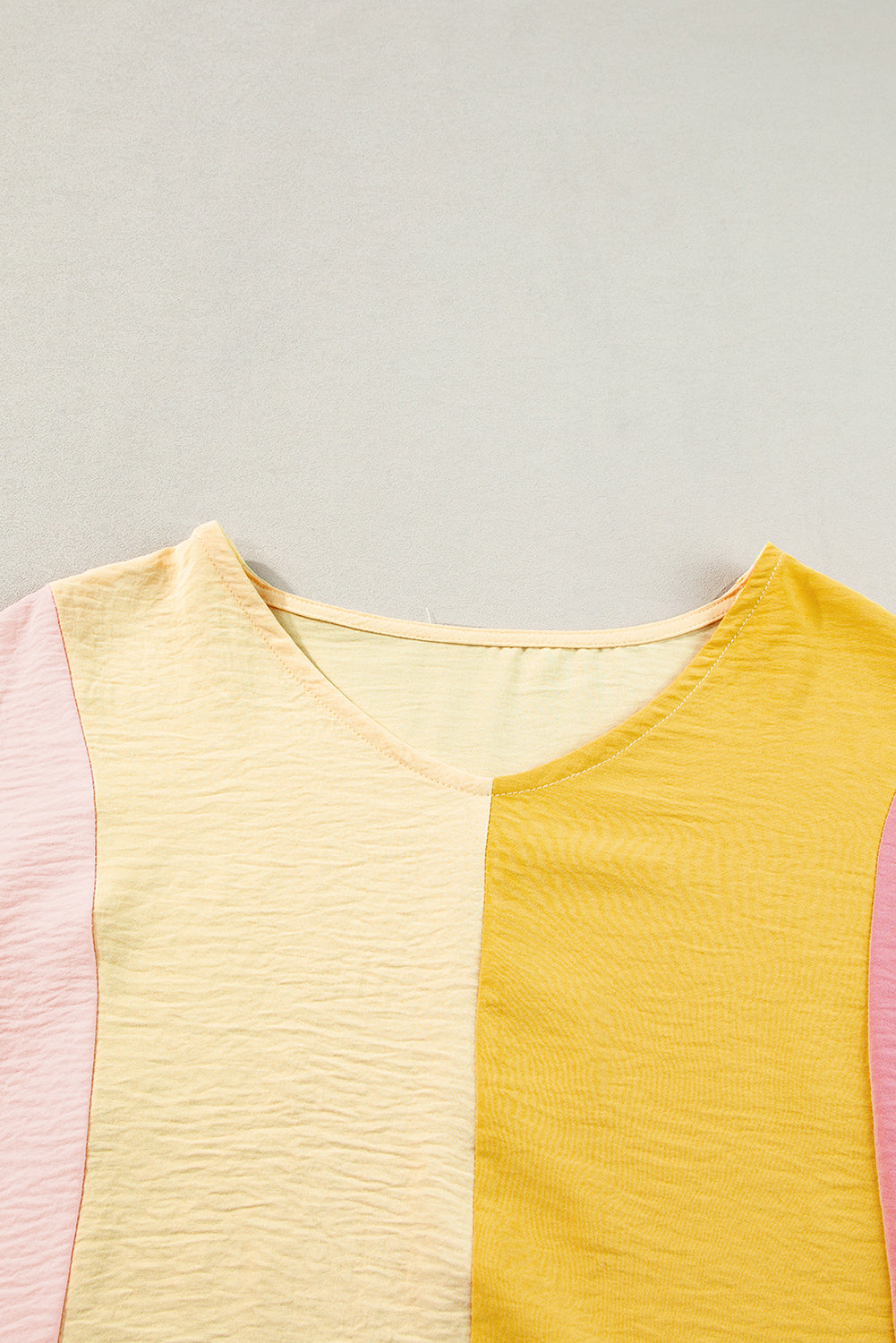 Apricot Colorblock Patchwork V-Neck Crinkled BlouseMaterial:100%Polyester



		Step up your style game with our blouse, a versatile piece that effortlessly combines elegance and comfort.
	
	
		This blouse featur