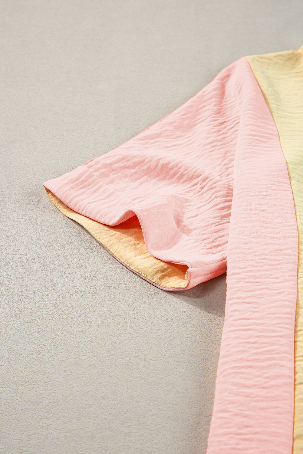 Apricot Colorblock Patchwork V-Neck Crinkled BlouseMaterial:100%Polyester



		Step up your style game with our blouse, a versatile piece that effortlessly combines elegance and comfort.
	
	
		This blouse featur