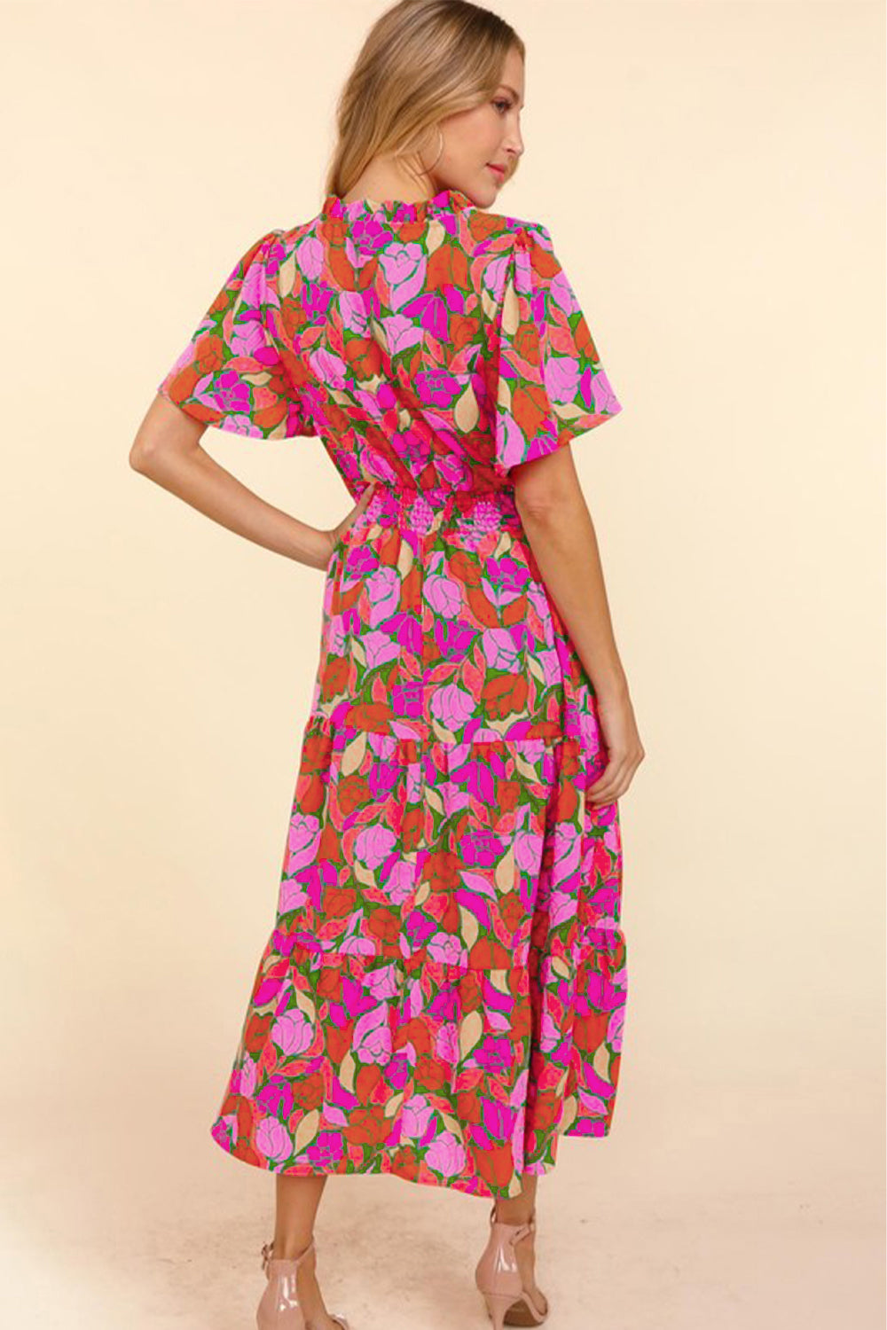 Rose Floral Flounce Sleeve Smocked Waist Tiered Maxi DressMaterial:100%Polyester

• Exude bohemian elegance in this maxi dress, featuring a smocked waist for a flattering silhouette.
• The tiered design adds a whimsical t