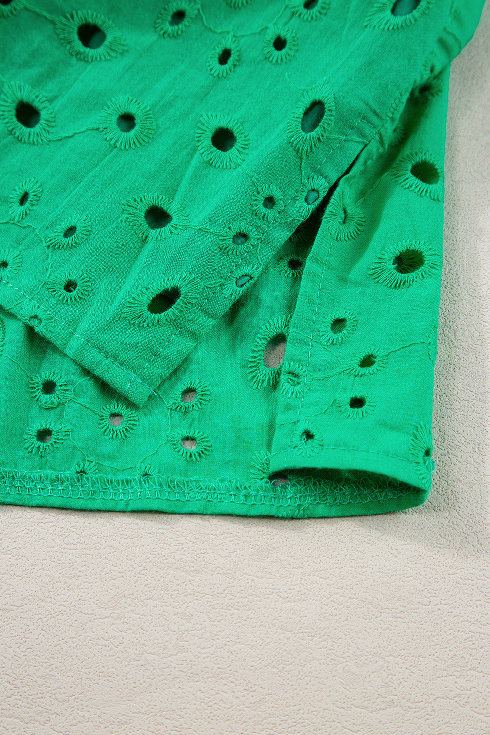 Green Flower Hollow-out Short Puff Sleeve BlouseMaterial:100%Cotton



		With charming floral details and hollow-out accents, this blouse offers a touch of elegance and femininity.
	
	
		Featuring short puff 