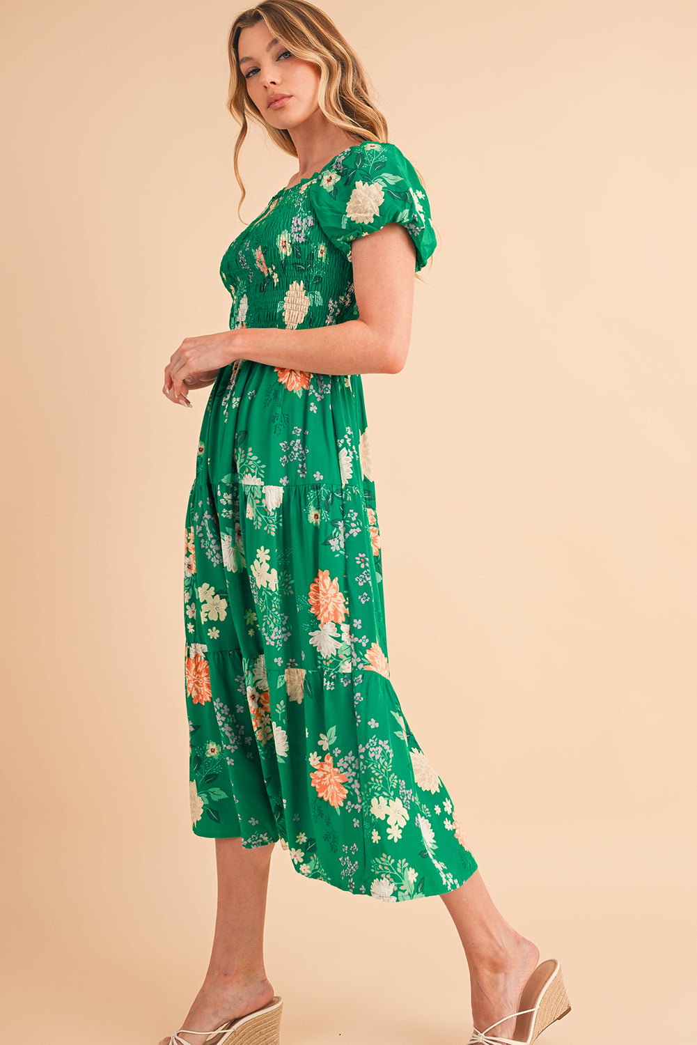 Green Floral Print Bubble Sleeve Smocked Tiered Midi DressMaterial:100%Viscose



		This chic dress adds a vibrant and feminine touch, creating a romantic look
	
	
		The smocked panel provides a fitted and flattering w