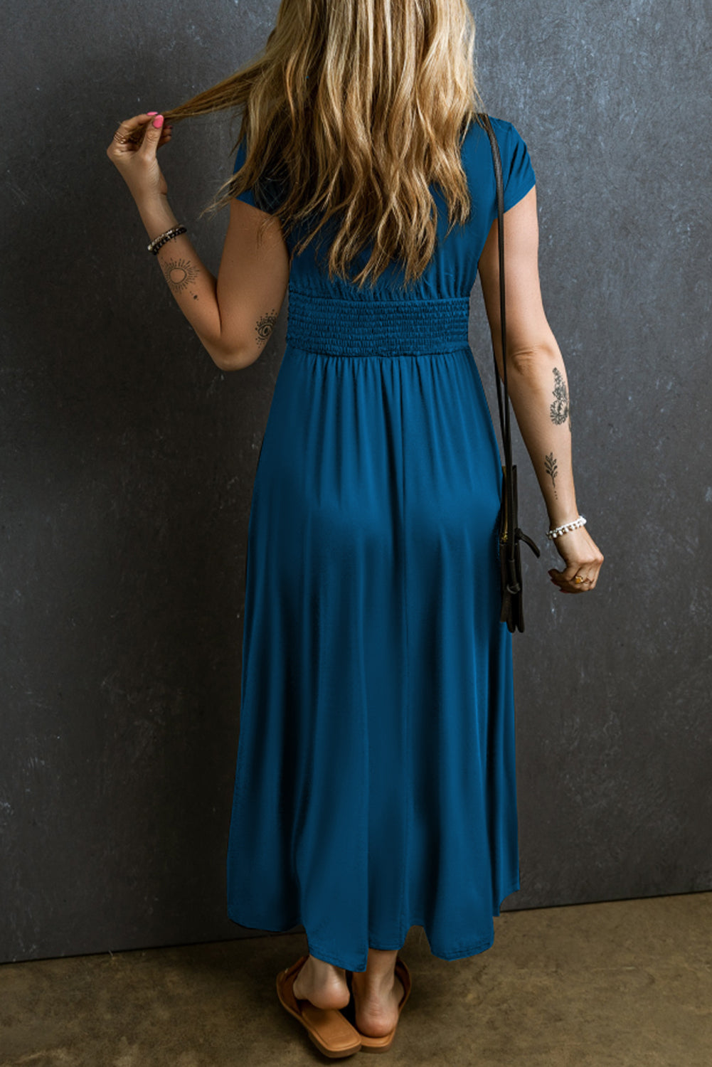 Peacock Blue Deep V Neck Ruched High Waist Midi DressMaterial:65%Polyester+30%Viscose+5%Elastane



		This concise long dress is versatile and suitable for various occasions. 
	
	
		The trendy high-waist look is e