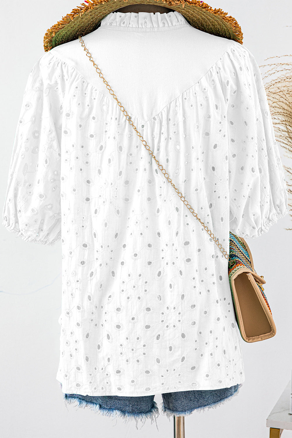 Green Flower Hollow-out Short Puff Sleeve BlouseMaterial:100%Cotton



		With charming floral details and hollow-out accents, this blouse offers a touch of elegance and femininity.
	
	
		Featuring short puff 