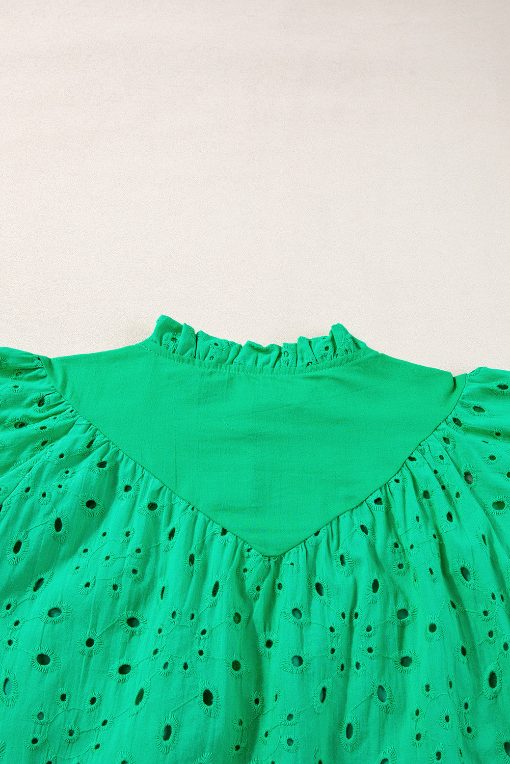 Green Flower Hollow-out Short Puff Sleeve BlouseMaterial:100%Cotton



		With charming floral details and hollow-out accents, this blouse offers a touch of elegance and femininity.
	
	
		Featuring short puff 