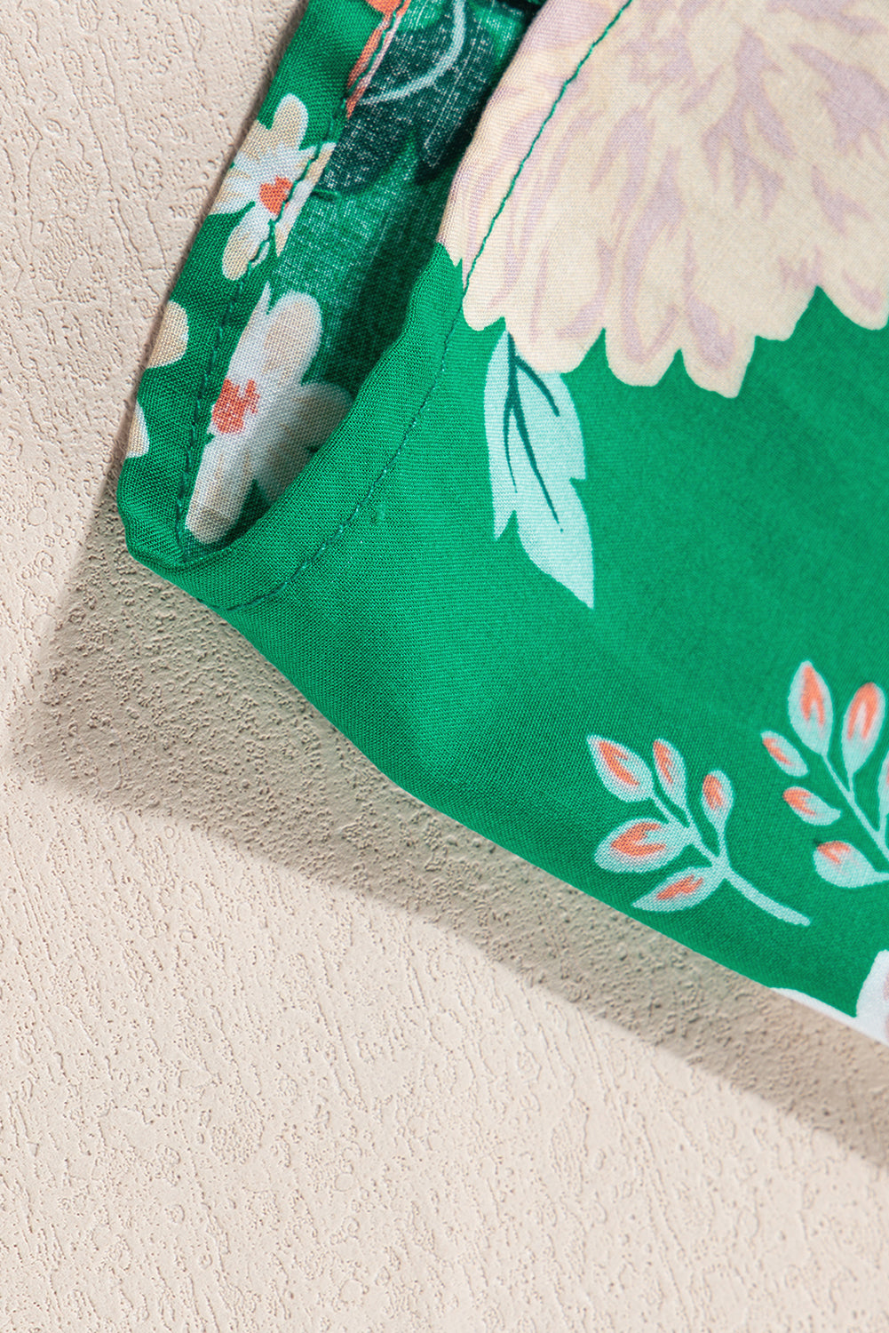 Green Floral Print Bubble Sleeve Smocked Tiered Midi DressMaterial:100%Viscose



		This chic dress adds a vibrant and feminine touch, creating a romantic look
	
	
		The smocked panel provides a fitted and flattering w