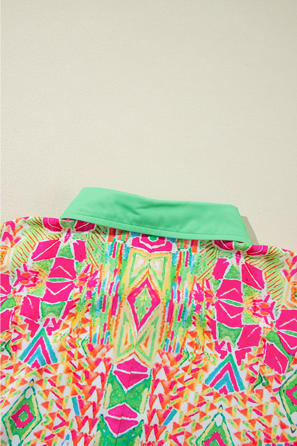 Orange Geometric Print Contrast Trim Short Sleeve Shirt DressMaterial:100%Polyester

• Stand out in vibrant orange hues with this dress featuring a geometric print that adds a trendy touch to your wardrobe. 
• The button-dow