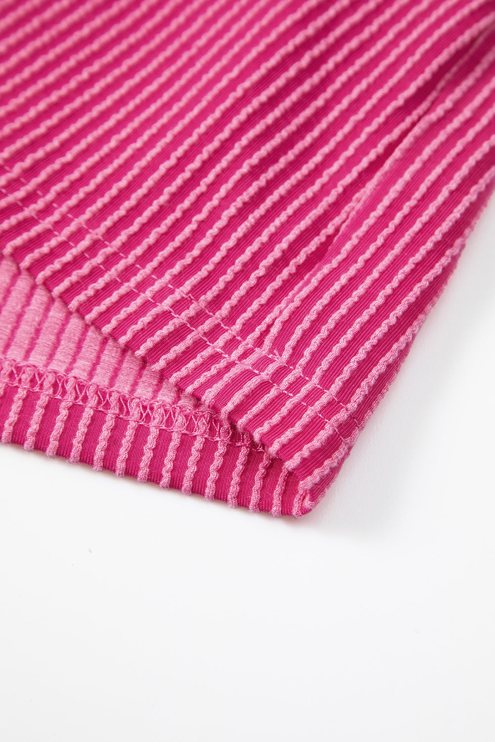 Pink Crinkle Rib Knit Pocketed Loose Fit Crew Neck T ShirtMaterial:75%Polyester+20%Viscose+5%Elastane

• Pink T Shirt offers a charming, feminine touch with its soft pink color and crinkle rib texture, perfect for a casual