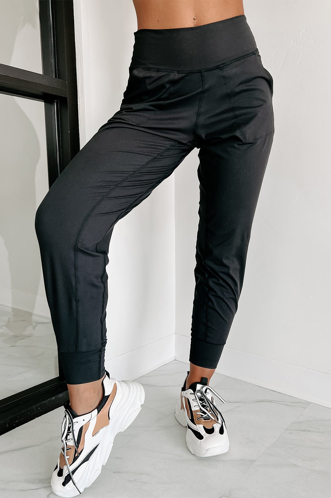 Black Exposed Seam High Waist Pocketed JoggersMaterial:100%Polyester



		These solid joggers are a versatile addition to your wardrobe, suitable for individuals of all body types.

	
		The exposed seam desi