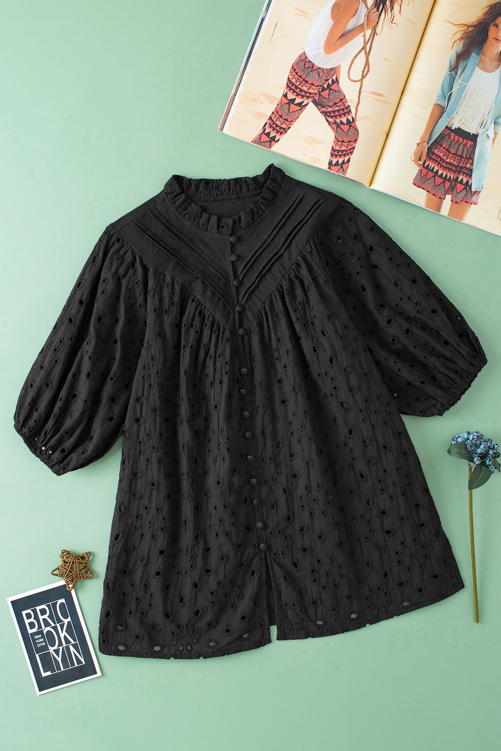Green Flower Hollow-out Short Puff Sleeve BlouseMaterial:100%Cotton



		With charming floral details and hollow-out accents, this blouse offers a touch of elegance and femininity.
	
	
		Featuring short puff 