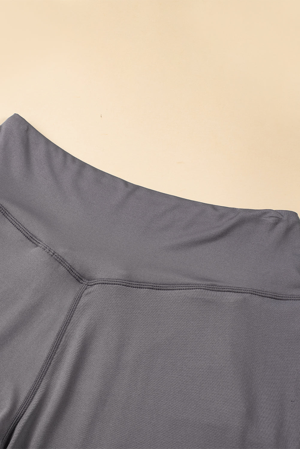 Black Exposed Seam High Waist Pocketed JoggersMaterial:100%Polyester



		These solid joggers are a versatile addition to your wardrobe, suitable for individuals of all body types.

	
		The exposed seam desi