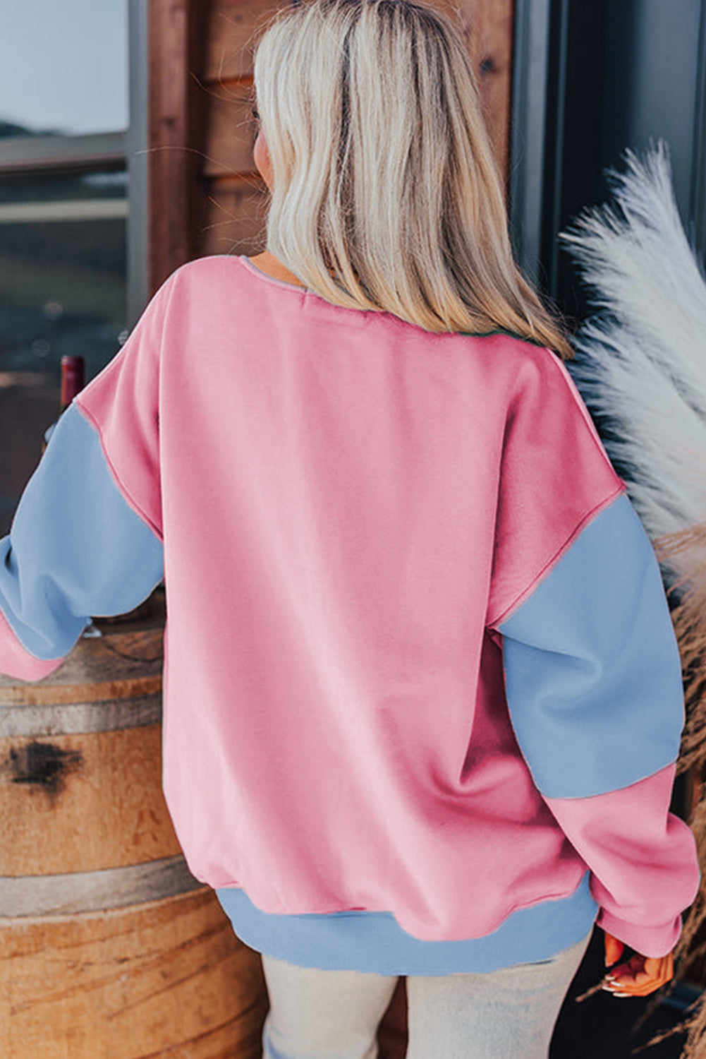 Bright Pink Colorblock Patchwork Drop Shoulder SweatshirtMaterial:70%Polyester+30%Cotton

• Embrace a blend of casual charm and trendy style with our sweatshirt, perfect for a relaxed yet fashionable look. 
• Crafted wit