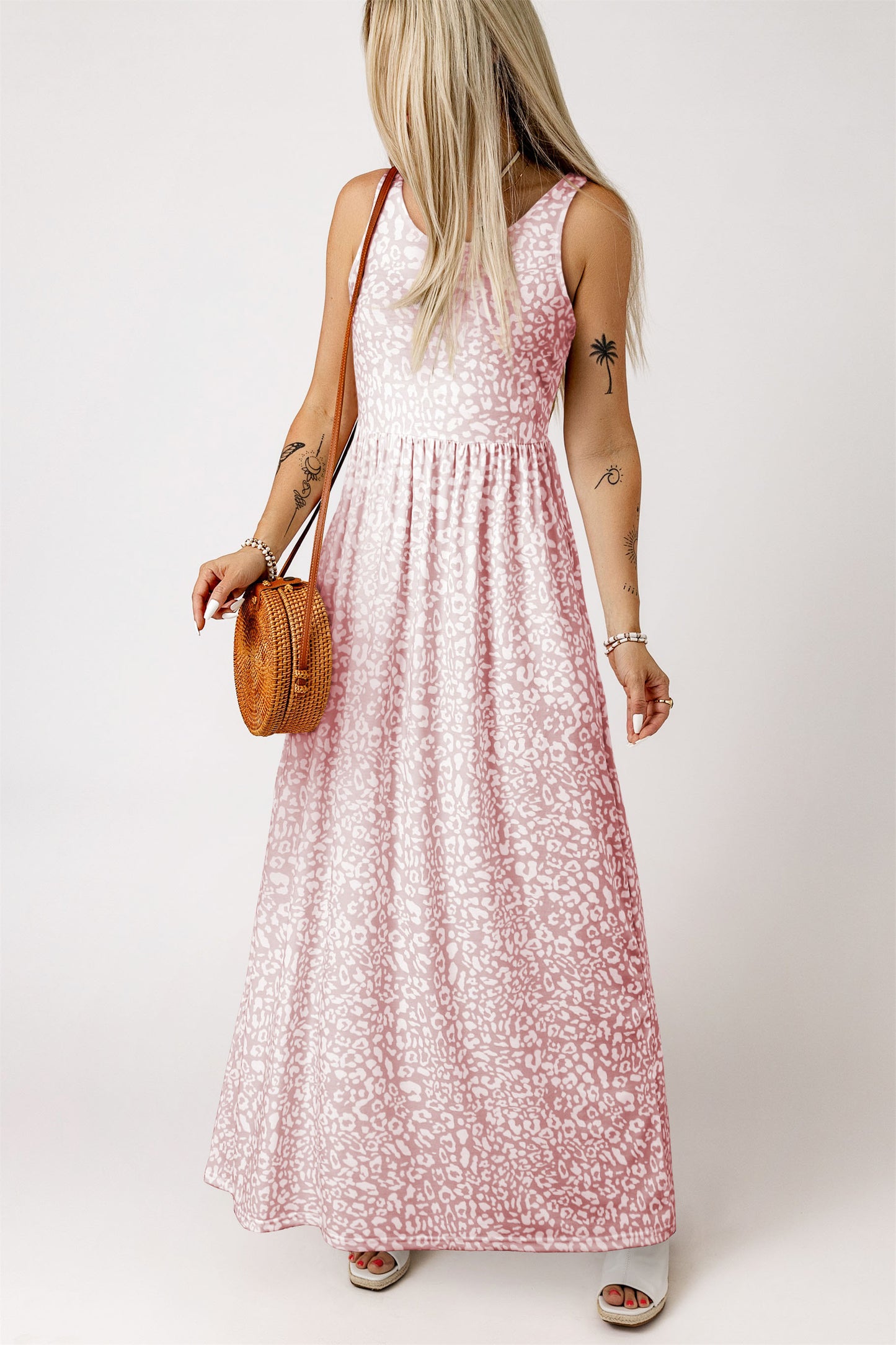 Pink Sleeveless Floor Length Leopard Print Dress with PocketsMaterial:95%POLYESTER+5%ELASTANE



		•The dress features a bold and eye-catching leopard print design.
	
	
		•The floor length and sleeveless design make it pe