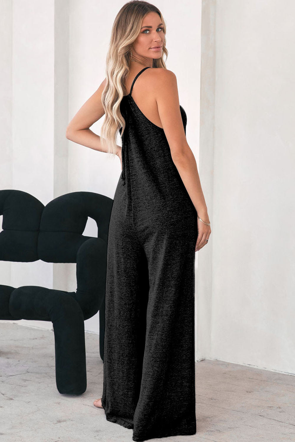 Gray Loose Fit Side Pockets Spaghetti Strap Wide Leg JumpsuitMaterial:65%Polyester+30%Cotton+5%Elastane



		Featuring a loose fit, the wide leg
jumpsuit provides freedom of movement
	
	
		Spaghetti straps highlight wome