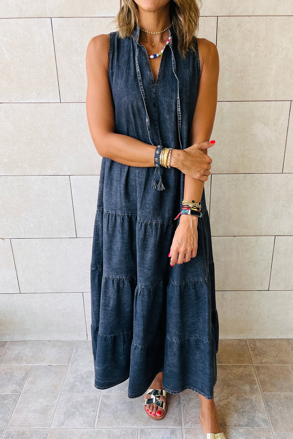 Blue Sleeveless Tiered Chambray Maxi DressMaterial:95%Cotton+5%Polyester


	


		This maxi dress is perfect for summer. The lightweight and airy silhouette is comfortable and breathable. 
	
	
		The ch