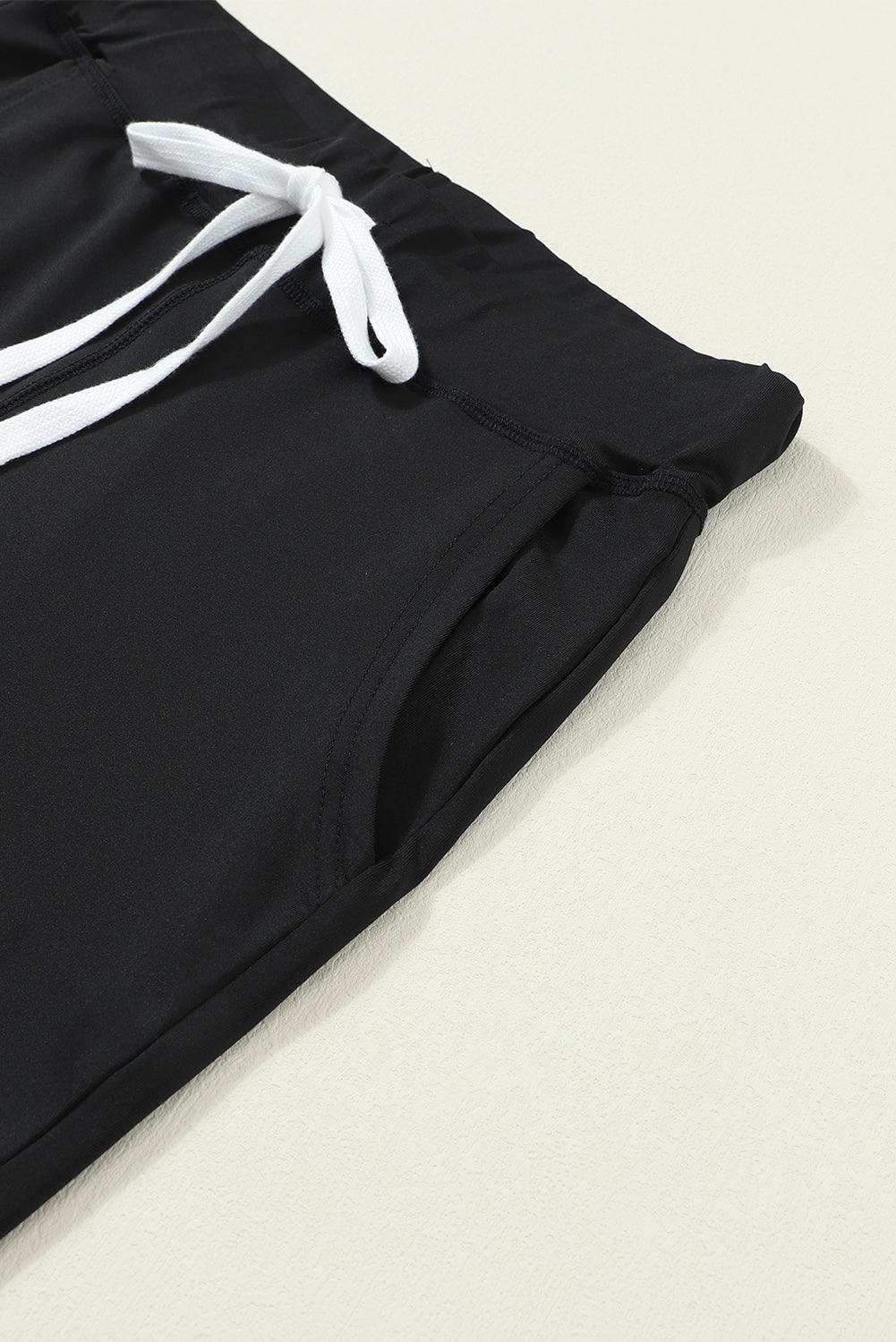 Black Casual Drawstring Drop Waist Pocketed JoggersMaterial:90%Polyester+10%Elastane



		Black can easily be paired with different tops and shoes, making it a go-to option for various outfits.
	
	
		The drawstr