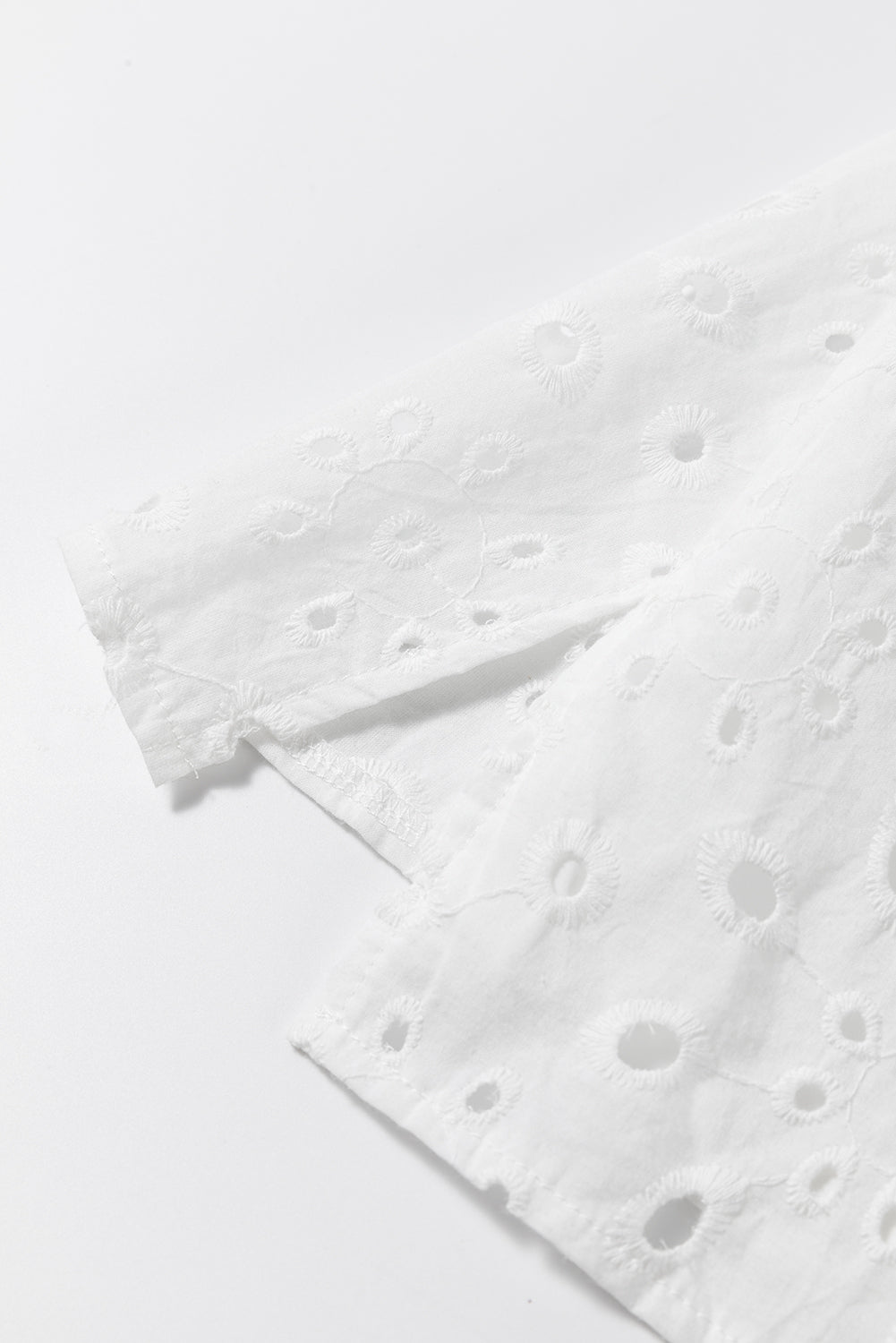 Green Flower Hollow-out Short Puff Sleeve BlouseMaterial:100%Cotton



		With charming floral details and hollow-out accents, this blouse offers a touch of elegance and femininity.
	
	
		Featuring short puff 
