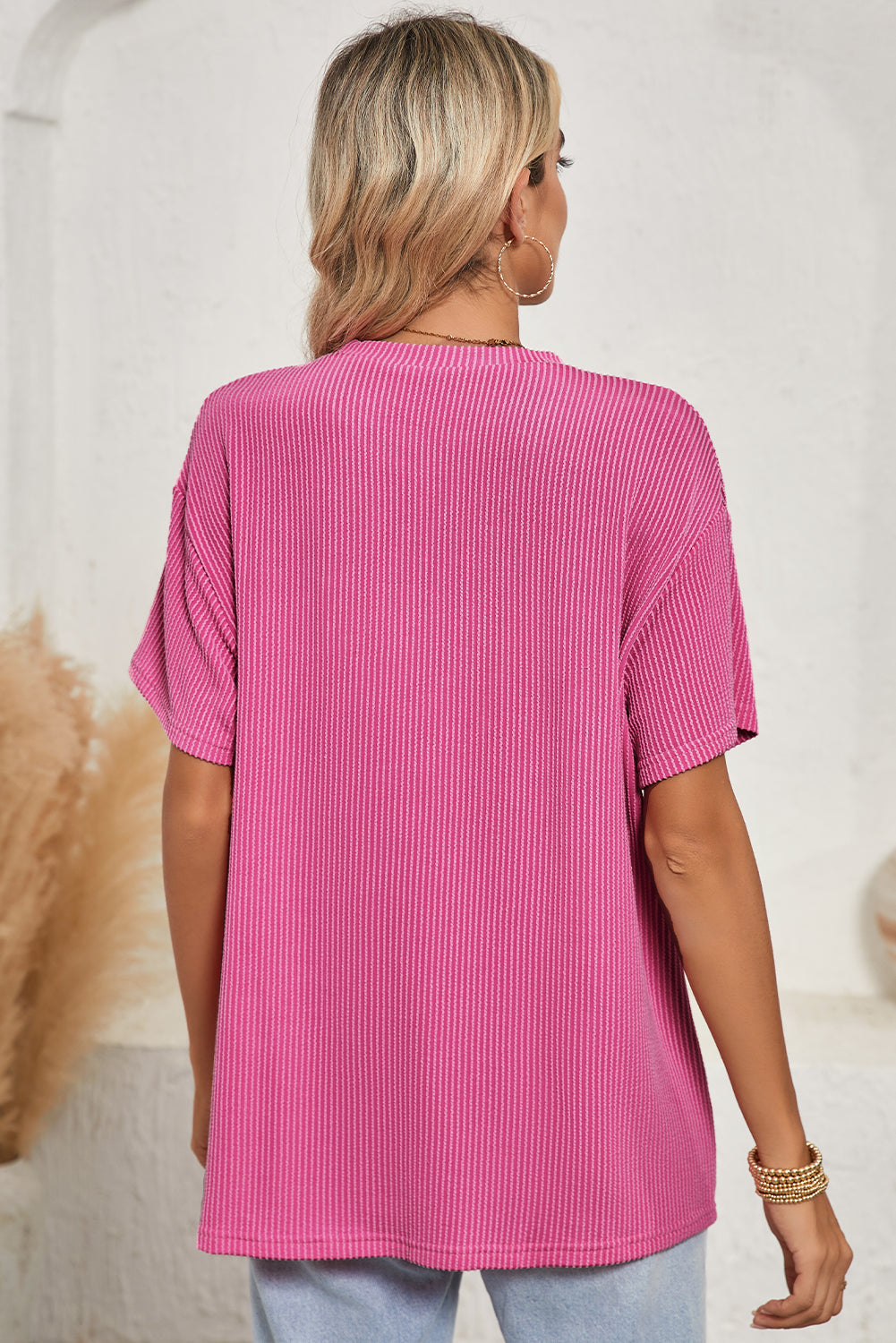 Pink Crinkle Rib Knit Pocketed Loose Fit Crew Neck T ShirtMaterial:75%Polyester+20%Viscose+5%Elastane

• Pink T Shirt offers a charming, feminine touch with its soft pink color and crinkle rib texture, perfect for a casual