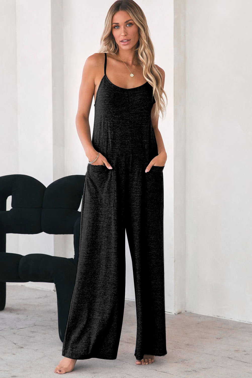 Gray Loose Fit Side Pockets Spaghetti Strap Wide Leg JumpsuitMaterial:65%Polyester+30%Cotton+5%Elastane



		Featuring a loose fit, the wide leg
jumpsuit provides freedom of movement
	
	
		Spaghetti straps highlight wome
