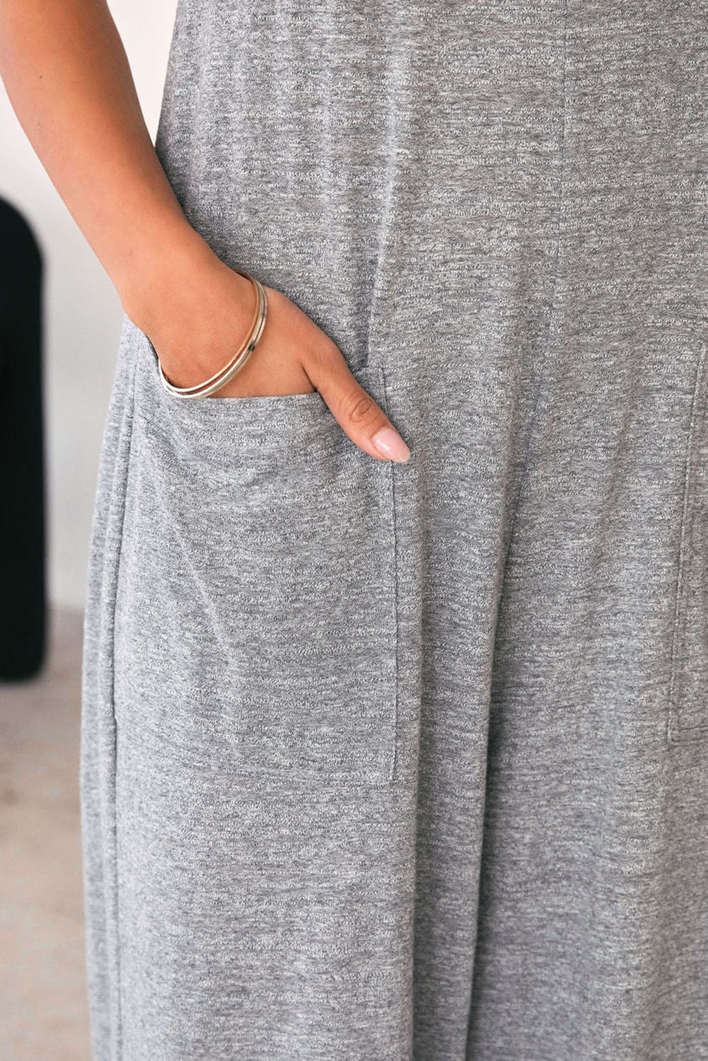 Gray Loose Fit Side Pockets Spaghetti Strap Wide Leg JumpsuitMaterial:65%Polyester+30%Cotton+5%Elastane



		Featuring a loose fit, the wide leg
jumpsuit provides freedom of movement
	
	
		Spaghetti straps highlight wome