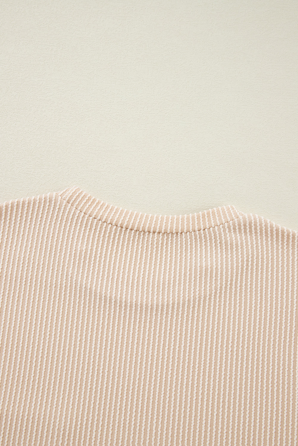 Pink Crinkle Rib Knit Pocketed Loose Fit Crew Neck T ShirtMaterial:75%Polyester+20%Viscose+5%Elastane

• Pink T Shirt offers a charming, feminine touch with its soft pink color and crinkle rib texture, perfect for a casual