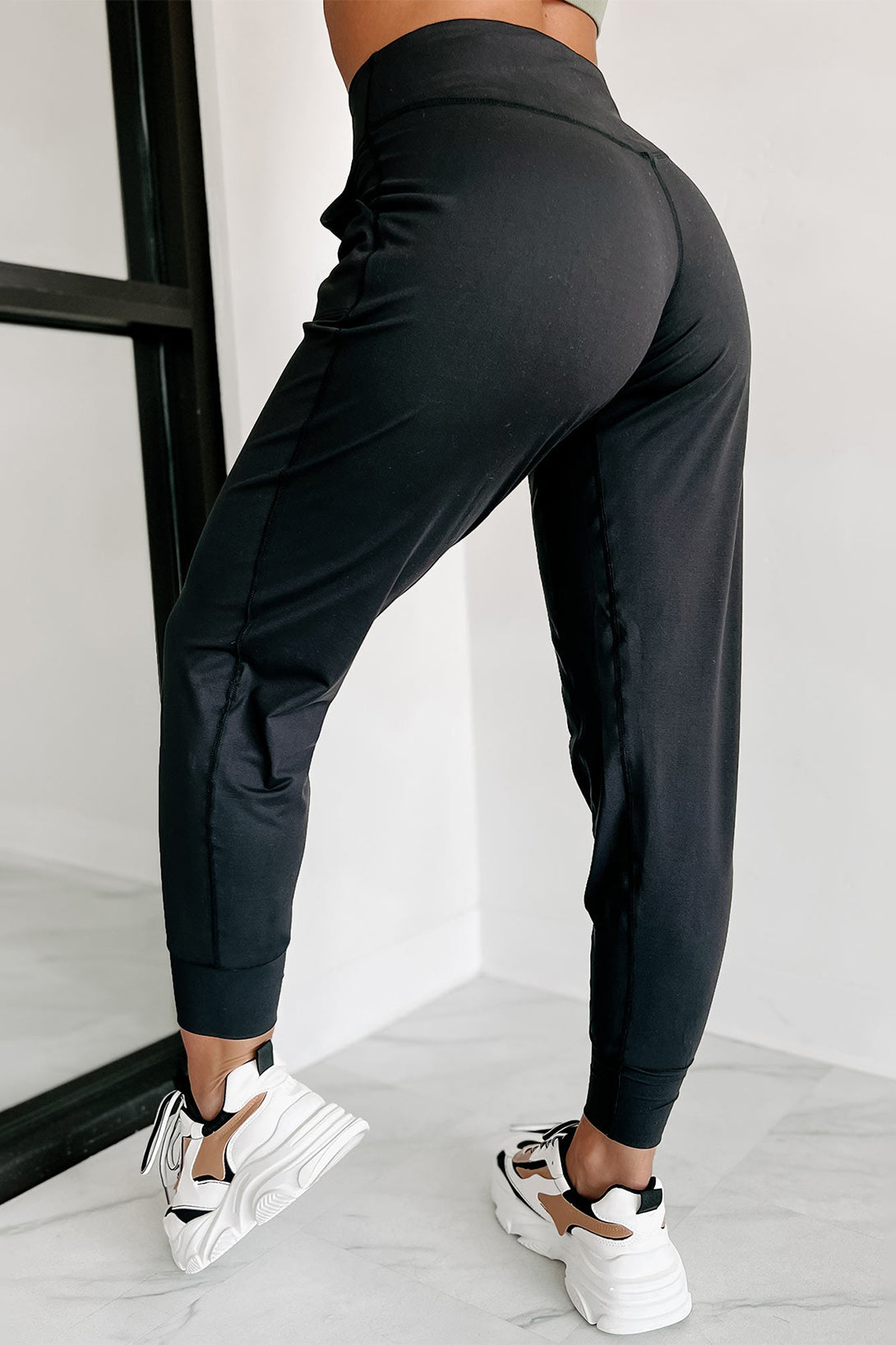 Black Exposed Seam High Waist Pocketed JoggersMaterial:100%Polyester



		These solid joggers are a versatile addition to your wardrobe, suitable for individuals of all body types.

	
		The exposed seam desi