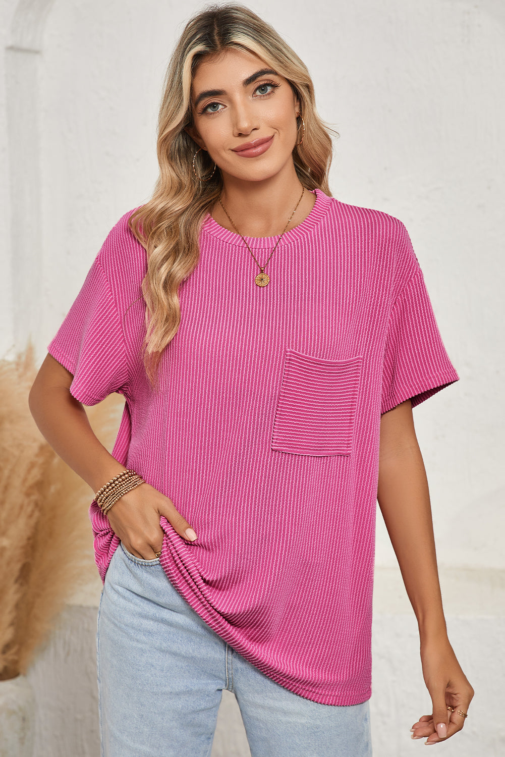 Pink Crinkle Rib Knit Pocketed Loose Fit Crew Neck T ShirtMaterial:75%Polyester+20%Viscose+5%Elastane

• Pink T Shirt offers a charming, feminine touch with its soft pink color and crinkle rib texture, perfect for a casual