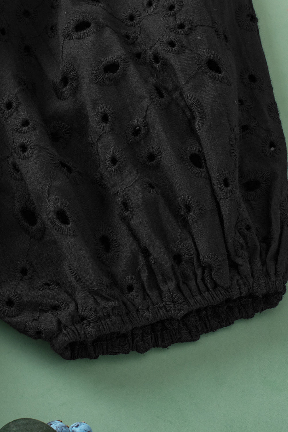 Green Flower Hollow-out Short Puff Sleeve BlouseMaterial:100%Cotton



		With charming floral details and hollow-out accents, this blouse offers a touch of elegance and femininity.
	
	
		Featuring short puff 