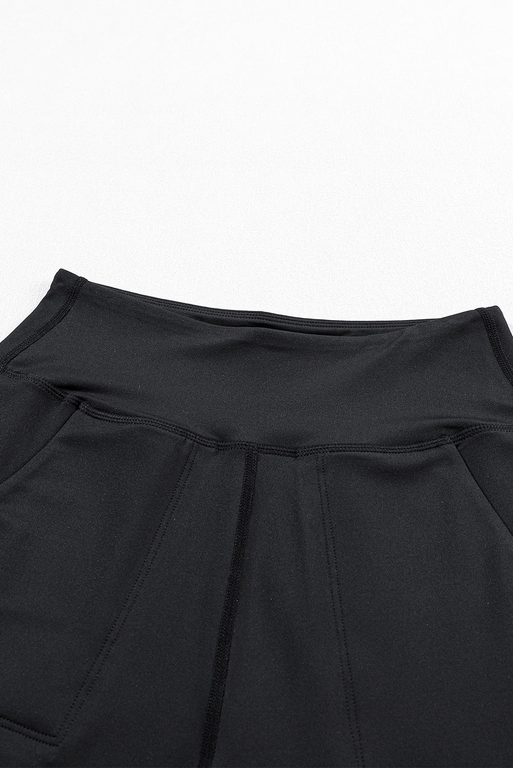 Black Exposed Seam High Waist Pocketed JoggersMaterial:100%Polyester



		These solid joggers are a versatile addition to your wardrobe, suitable for individuals of all body types.

	
		The exposed seam desi