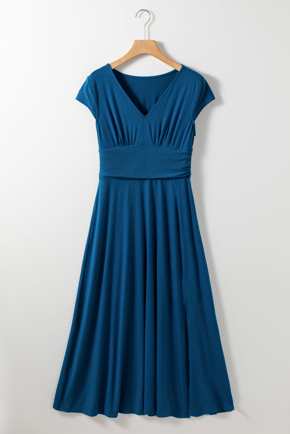 Peacock Blue Deep V Neck Ruched High Waist Midi DressMaterial:65%Polyester+30%Viscose+5%Elastane



		This concise long dress is versatile and suitable for various occasions. 
	
	
		The trendy high-waist look is e