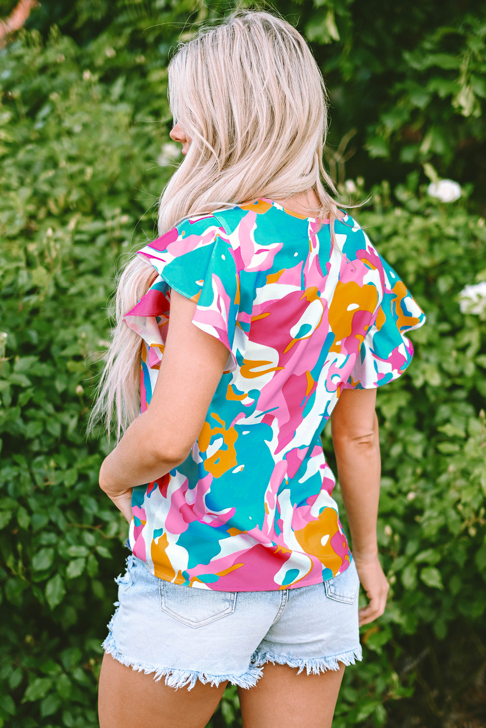 Green Abstract Print Smocked Notched Neck Ruffle Sleeve BlouseMaterial:100%Polyester

• Embrace a bohemian spirit with the blouse, featuring a vibrant green hue that adds a pop of color to any outfit.
• The abstract print des