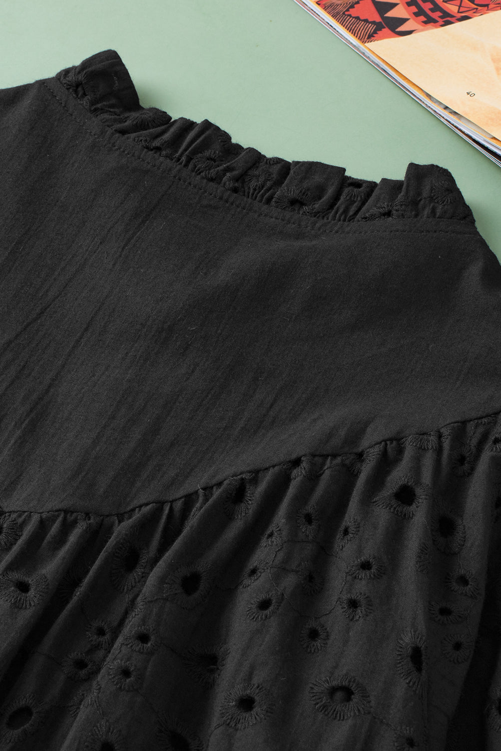 Green Flower Hollow-out Short Puff Sleeve BlouseMaterial:100%Cotton



		With charming floral details and hollow-out accents, this blouse offers a touch of elegance and femininity.
	
	
		Featuring short puff 
