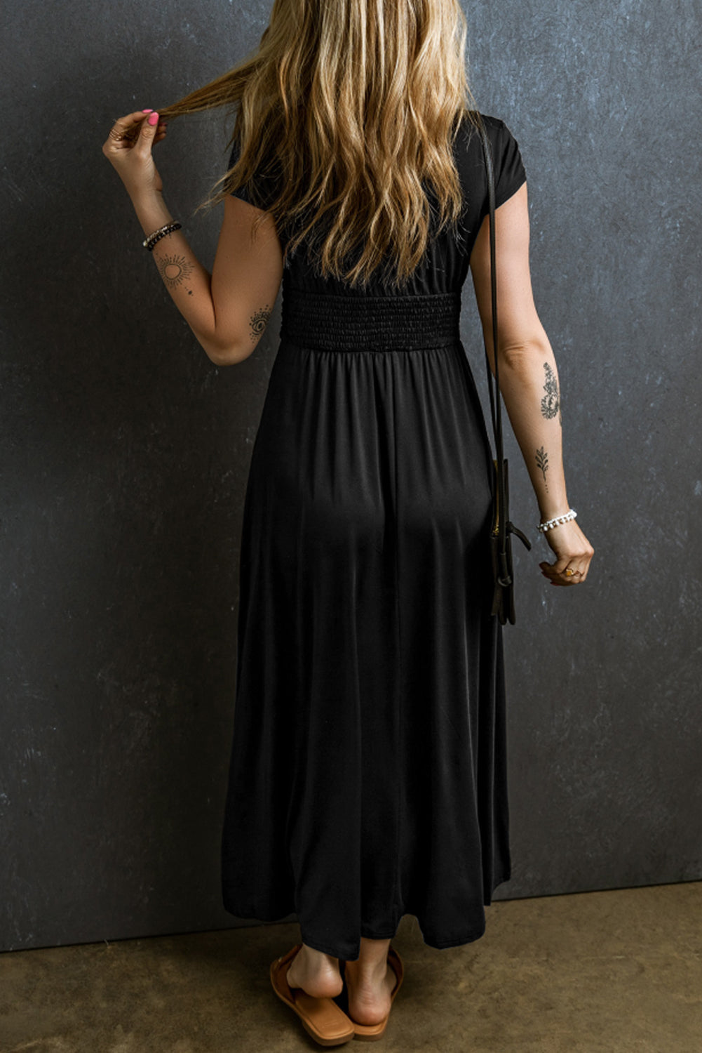 Peacock Blue Deep V Neck Ruched High Waist Midi DressMaterial:65%Polyester+30%Viscose+5%Elastane



		This concise long dress is versatile and suitable for various occasions. 
	
	
		The trendy high-waist look is e