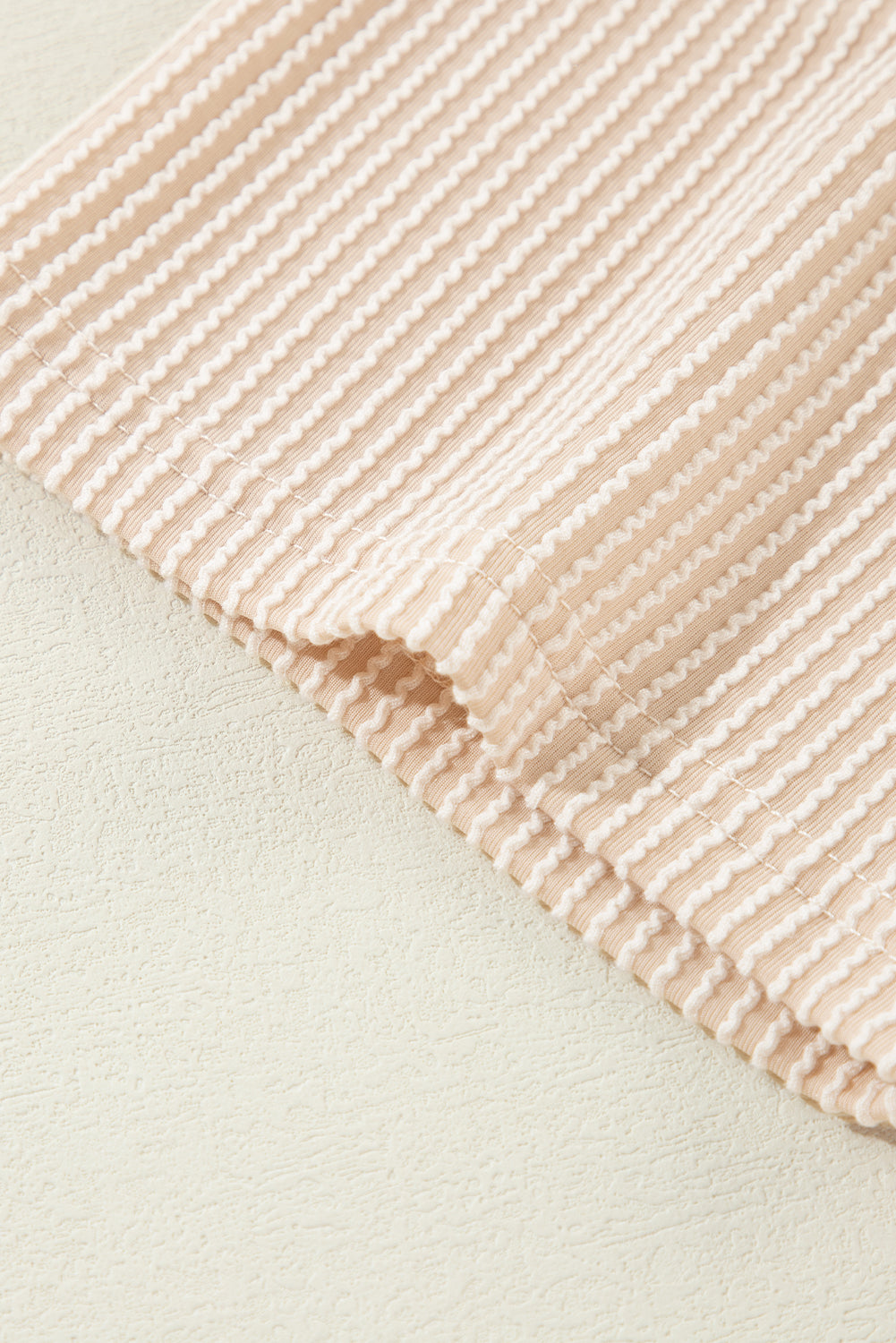 Pink Crinkle Rib Knit Pocketed Loose Fit Crew Neck T ShirtMaterial:75%Polyester+20%Viscose+5%Elastane

• Pink T Shirt offers a charming, feminine touch with its soft pink color and crinkle rib texture, perfect for a casual